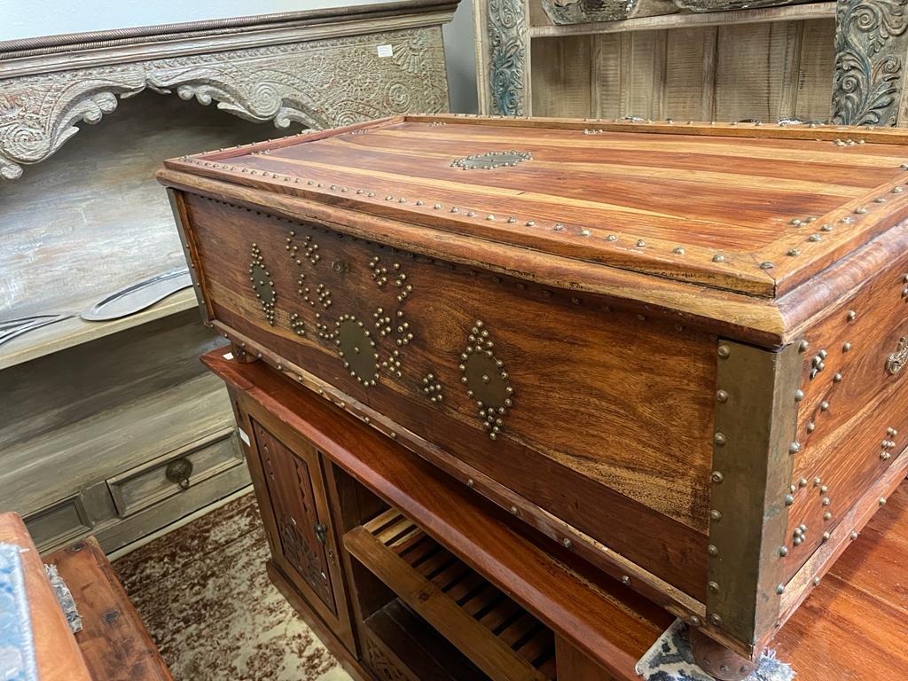 Antique Indian Trunk| Vintage Indian Trunk| Handmade Indian Trunk| Indian Coffee Table | Coffee Table